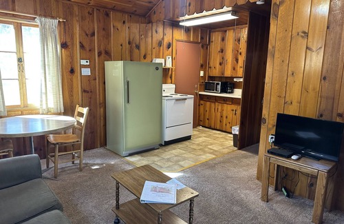 Pinetop-Lakeside Cabina | Whispering Pines Resort- Cabin #2 (Highway Front)