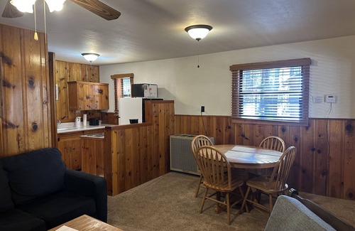 Pinetop Cabina | Whispering Pines Resort- Cabin #4