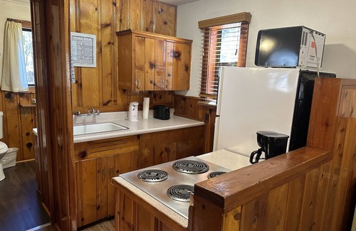 Pinetop Cabina | Whispering Pines Resort- Cabin #4