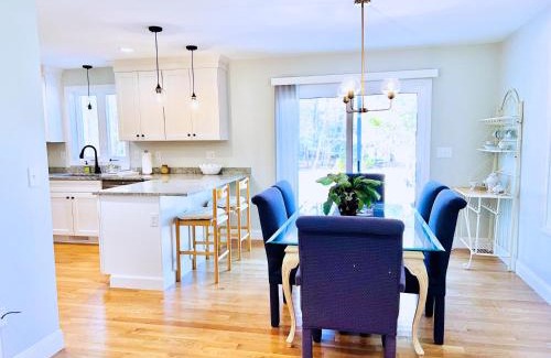 Kingston Casa | Whispering Pines Spacious Home Fire Pit Mod Location Pet ok by Vacation Your Way