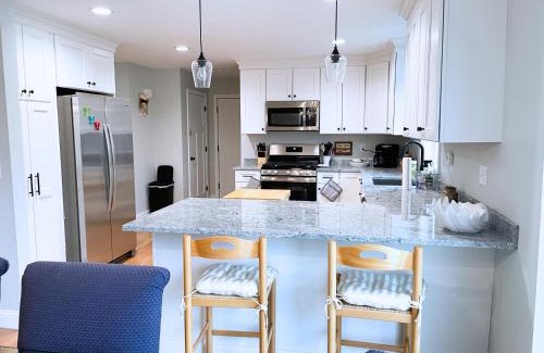 Kingston Casa | Whispering Pines Spacious Home Fire Pit Mod Location Pet ok by Vacation Your Way