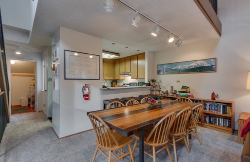 Carnelian Woods Casa | Whispering Pines: 5 dormitorios, 3 BA Townhouse en Carnelian Bay, capacidad para 12