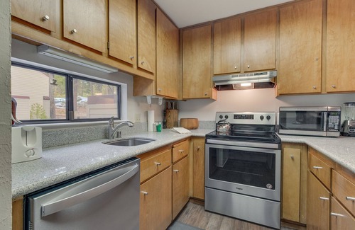 Carnelian Woods Casa | Whispering Pines: 5 dormitorios, 3 BA Townhouse en Carnelian Bay, capacidad para 12