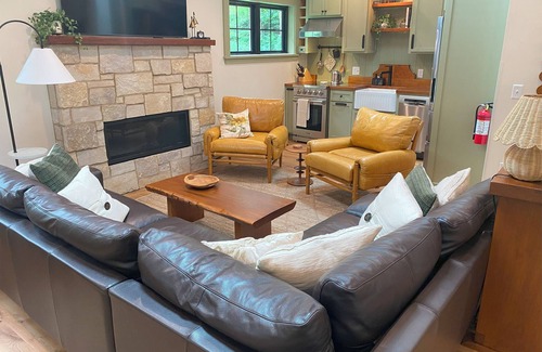 Stillwater Apartamento | Whispering Walnut : Cozy, Newly Built Loft steps from Downtown Stillwater