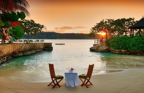 Discovery Bay Villa | Whispering Waters - A 7 bedrom Luxury Villa with a private beach cove