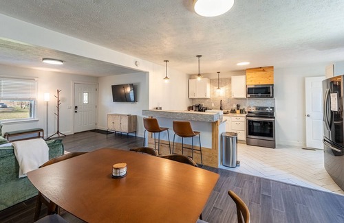 Fayetteville Casa | Whispering Willow Retreat - 14 min to Rafting & NRG