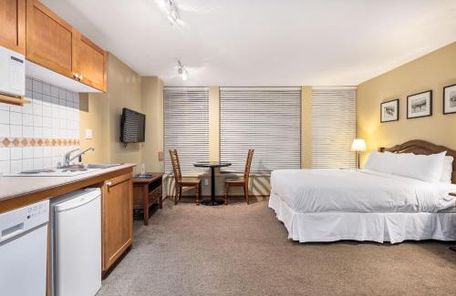 Village North Hotel | Whistler Cascade Lodge suite WIFI cable TV 2 hot tubs pool gym sauna bike & ski storage room