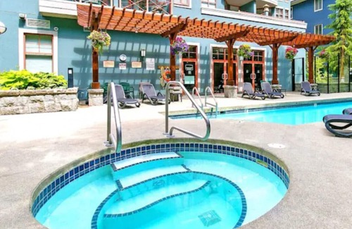 Village North Condominio | Whistler Village North 1BR:Near Shops & Restaurants, Balcony,Hot Tub & Pool!