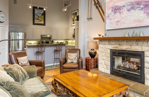 Whistler Village Condominio | Whistler Village Luxury Condo Ski In Walk Out Jacuzzi privado 4 habitaciones y sala multimedia