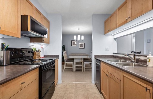 East Kootenay Apartamento | Whistling Peaks | Hot Tub | Pool | Gas Fireplace