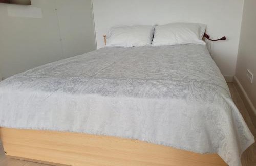 Ziepniekkalns Apartamento | WHITE APARTMENTS free parking self check-inn