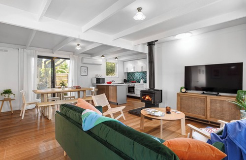 Tootgarook Casa | WHITE BEACH COTTAGE, COASTAL BEACH HOLIDAY HOME, TOOTGAROOK
