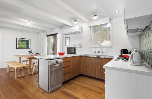 Tootgarook Casa | WHITE BEACH COTTAGE, COASTAL BEACH HOLIDAY HOME, TOOTGAROOK