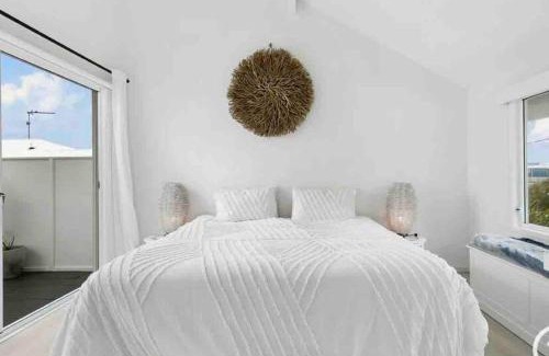 Sunshine Beach Casa | WHITE BEACH HOUSE High on Belmore, PETS welcome