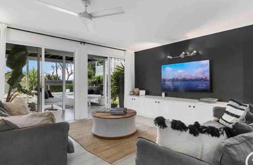 Sunshine Beach Casa | WHITE BEACH HOUSE High on Belmore, PETS welcome