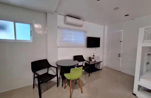 Manoc-Manoc Apartamento | White Beachfront Apartment By Anna