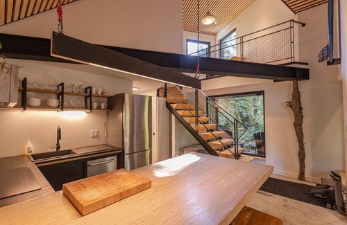 Tofino Cabina | White Bear Cottage-Chesterman, OD shower, Surf, BBQ