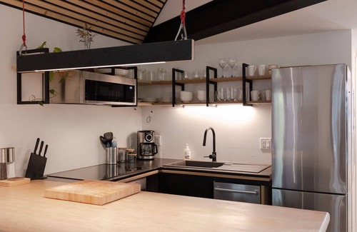 Tofino Cabina | White Bear Cottage-Chesterman, OD shower, Surf, BBQ