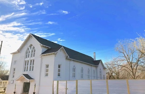 East Side Casa | White Bohemian Mansion - Hot tub 9 bedrooms 5 baths
