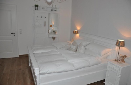 Cloppenburg Casa | White Cottage Garden