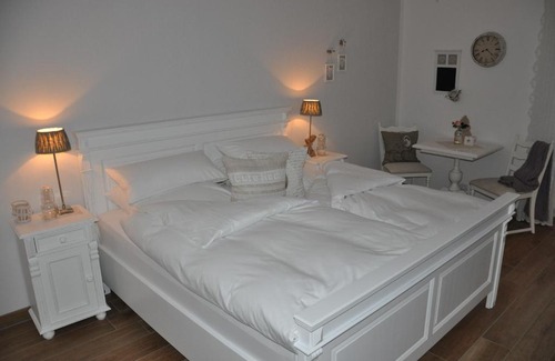 Cloppenburg Casa | White Cottage Garden
