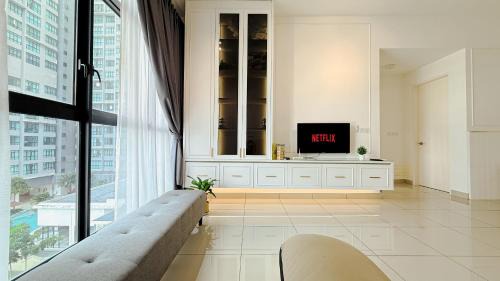 Gua Apartamento | White Cozy Home near IOI City Mall with Netflix