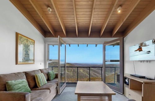 Hotham Heights Casa | White Crystal 209- ski-in ski-out