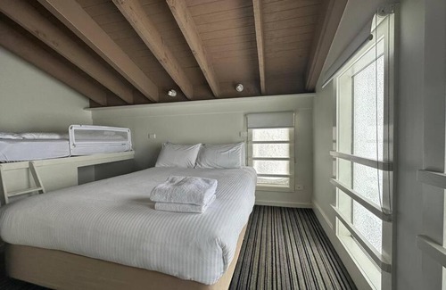 Hotham Heights Apartamento | White Crystal 210
