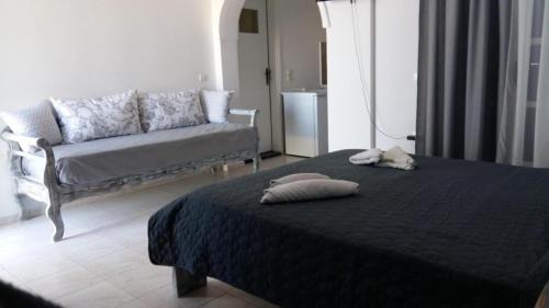 Folegandros Apartamento | White Cycladic serenity
