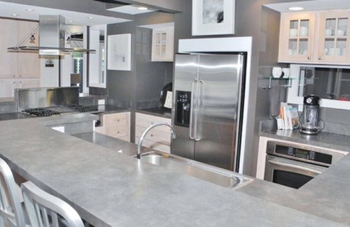 Suttons Bay Casa | White Fence Main House y Carriage House Suite - ¡Exquisito paseo marítimo privado!