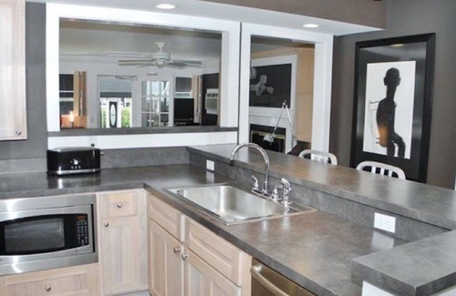 Suttons Bay Casa | White Fence Main House y Carriage House Suite - ¡Exquisito paseo marítimo privado!