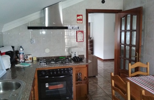 Santa Maria da Feira Casa | Casa Blanca con un apartamento de 95 metros con piscina, terraza y barbacoa.