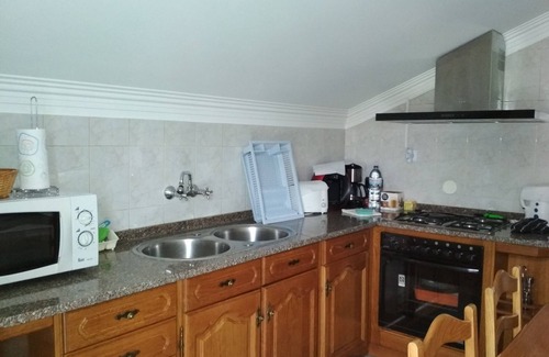 Santa Maria da Feira Casa | Casa Blanca con un apartamento de 95 metros con piscina, terraza y barbacoa.