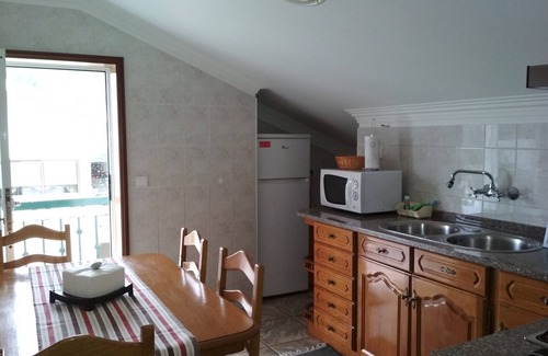 Santa Maria da Feira Casa | Casa Blanca con un apartamento de 95 metros con piscina, terraza y barbacoa.