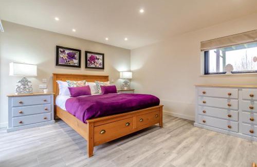 Halesworth Casa | White House Lodges - Nightingale