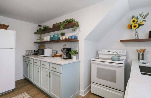 Lake Geneva Casa | White House on Wisconsin-Carriage House |Renovated Colonial Revival |Steps to Main St |Parking for 2