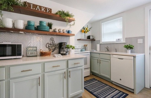 Lake Geneva Casa | White House on Wisconsin-Carriage House |Renovated Colonial Revival |Steps to Main St |Parking for 2