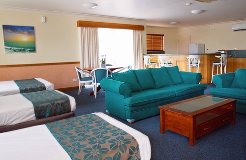 West Mackay Hotel | White Lace Motor Inn