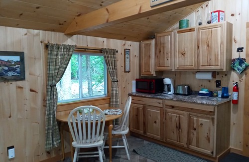 Woodsville Cabina | White Mountain scenic river camp with cozy cabin