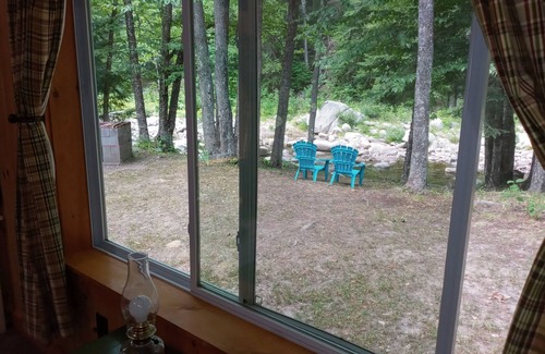 Woodsville Cabina | White Mountain scenic river camp with cozy cabin