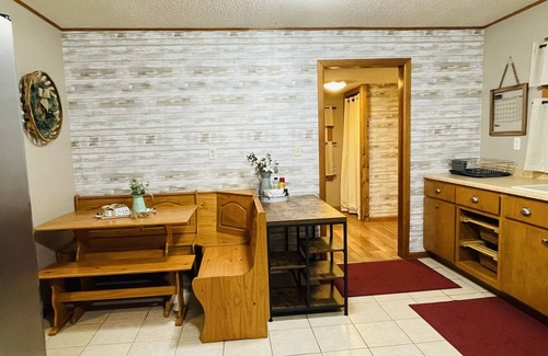 Highland  Vermillion County Cabaña | White Oak Cottage and Wi-Fi!! Celebrate the holidays in our country cottage!