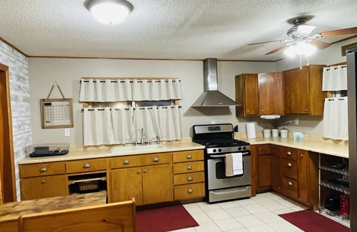 Highland  Vermillion County Cabaña | White Oak Cottage and Wi-Fi!! Celebrate the holidays in our country cottage!