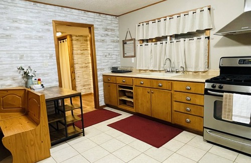 Highland  Vermillion County Cabaña | White Oak Cottage and Wi-Fi!! Celebrate the holidays in our country cottage!