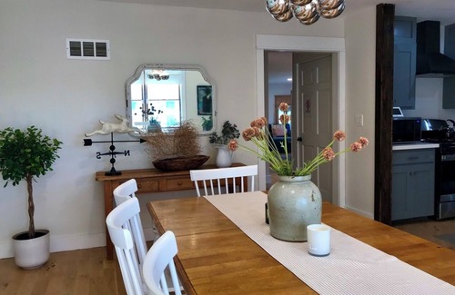 South Kansas City Casa | White Oak Farmhouse w/ Private Yard 4bdrm sleeps 8
