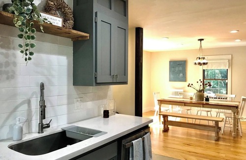 South Kansas City Casa | White Oak Farmhouse w/ Private Yard 4bdrm sleeps 8