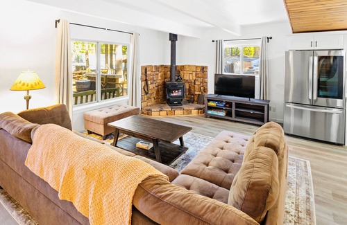 Packwood Casa | White Pass Wonder - Hot Tub, Wifi, Wood Stove