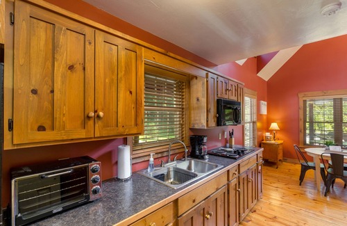Millersburg Cabina | White Pine . Trailside Lodging