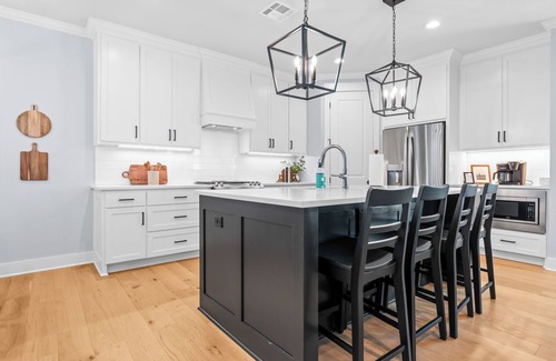 Waco Casa | White Retreat on Proctor - 3.5 Bathrooms!