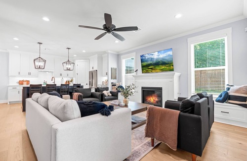 Waco Casa | White Retreat on Proctor - 3.5 Bathrooms!