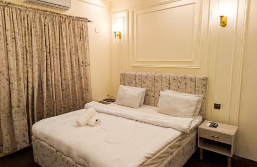 Karachi Cama Y Desayuno | White Rose BnB Family - Near Millennium Mall - Airport - National Stadium